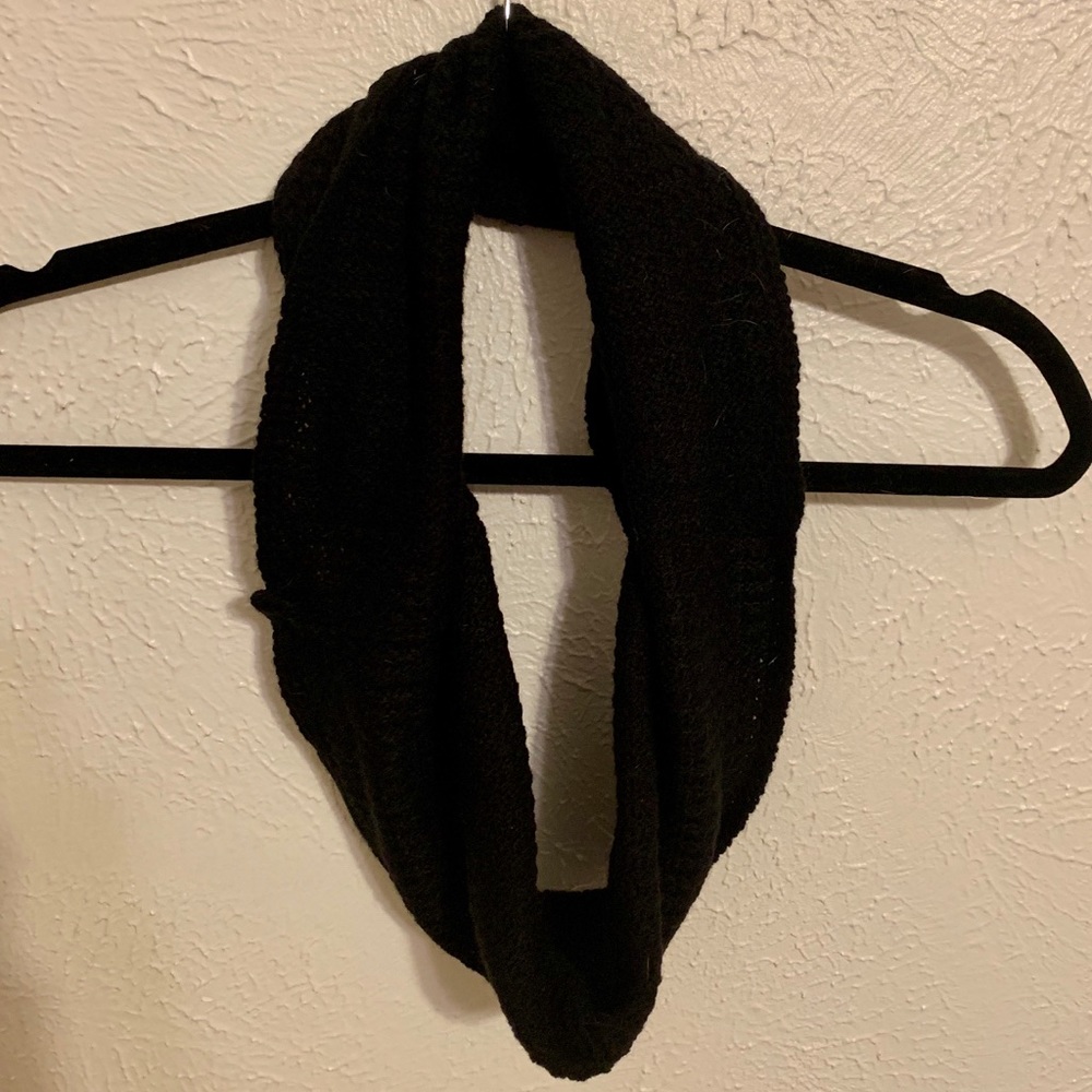 Black infinity scarf.